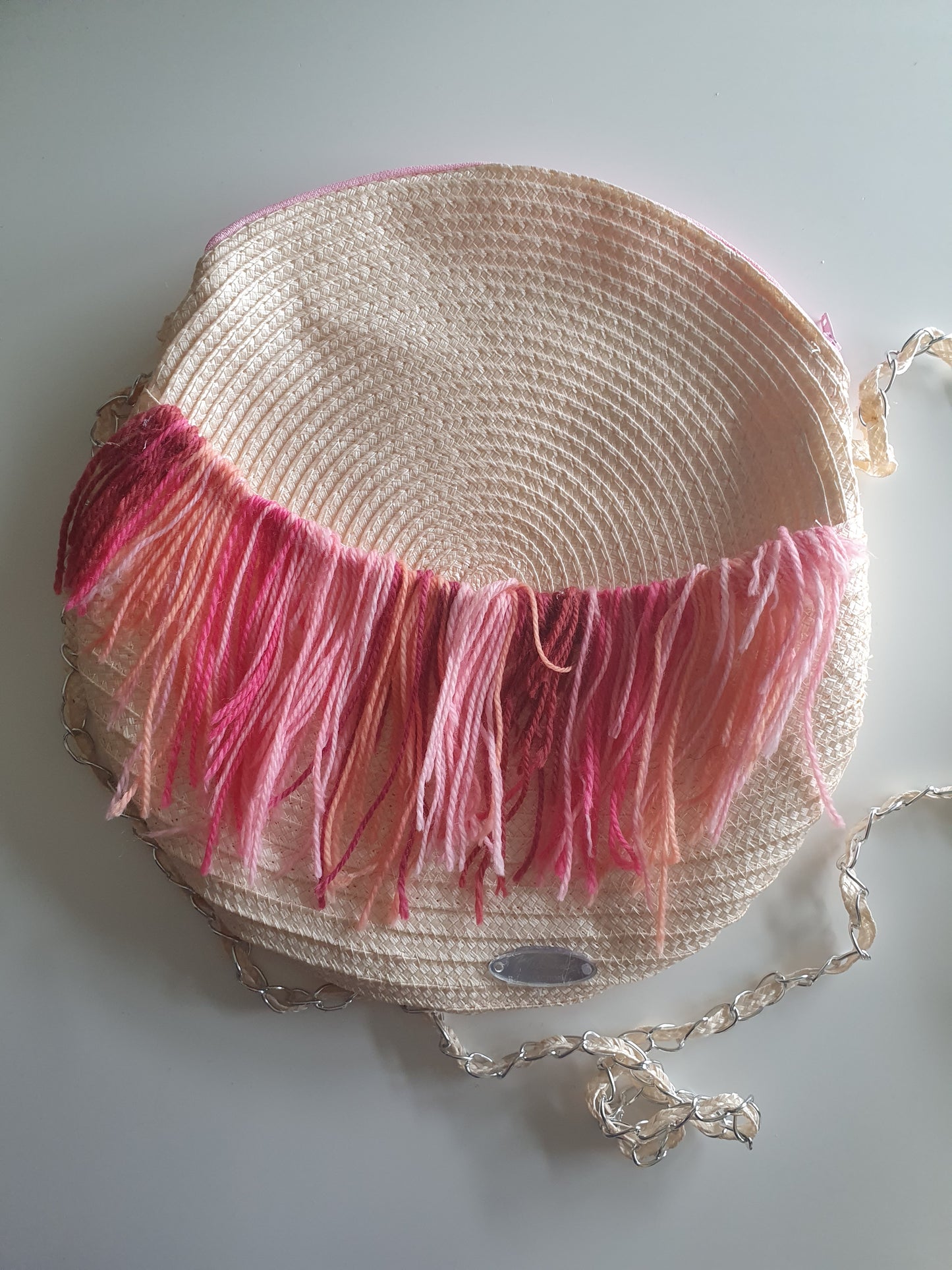 Sac paille rond rose avec frange en laine